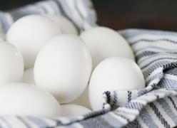De ce e bine să învârți ouăle crude înainte de a le găti. Secretul bucătarilor de top