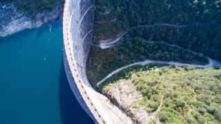 Barajul din România care e construit într-un loc unic. Are o poveste impresionantă și a oprit o catastrofă. Un oraș întreg ar fi fost șters de pe hartă
