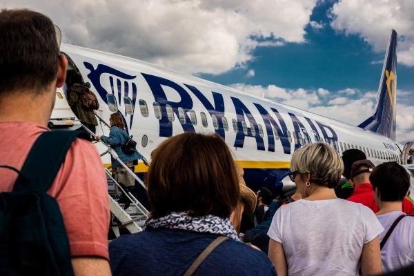 Greve ale echipajelor de cabină Ryanair. ”Nu avem voie nici să luăm o sticlă de apă în timpul zborului”