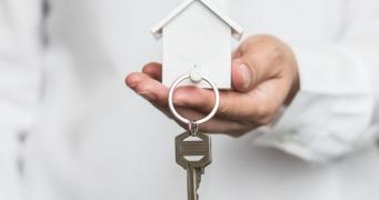 Creditul ipotecar în perioada de explozie a ratelor: Ce trebuie să știi înainte de a lua un împrumut