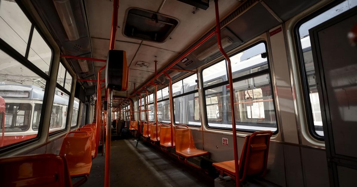 Tramvaiul 41, blocat în urma unei avarii. RATB a înfiinţat o linie de ...