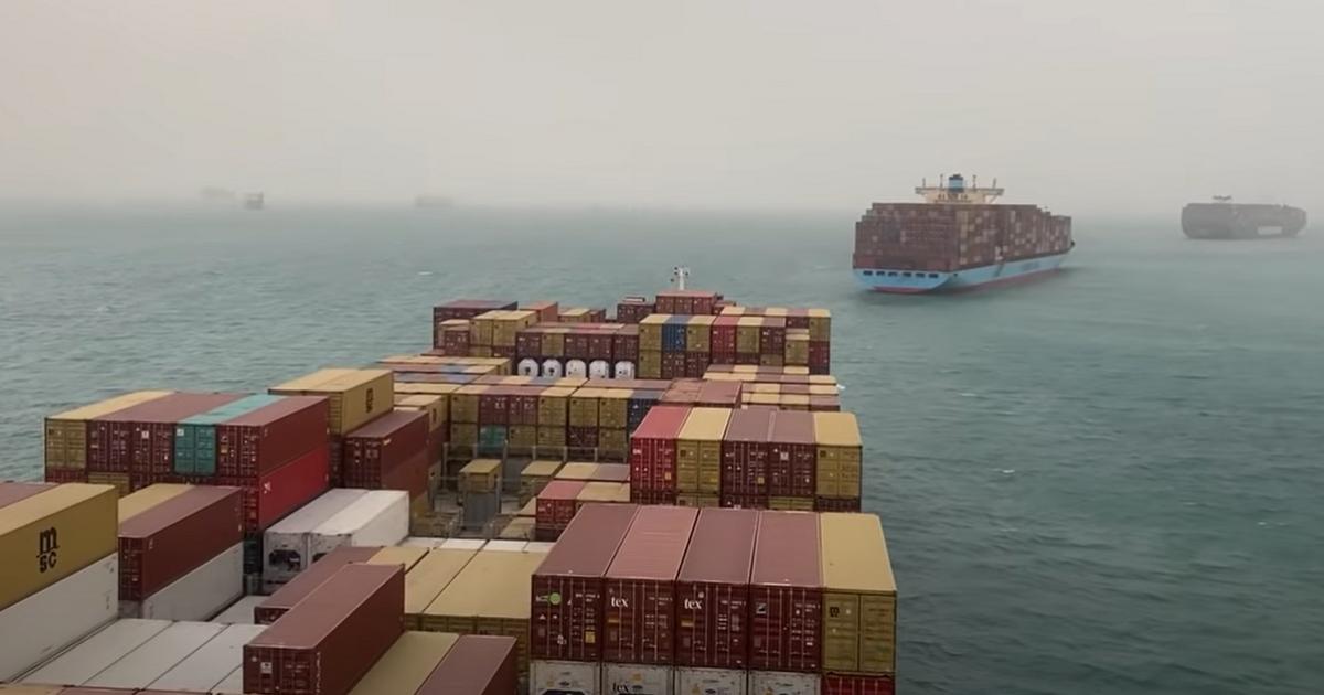 Zuez Ror Canalul Suez a fost blocat complet, după ce o navă de mari dimensiuni a ...