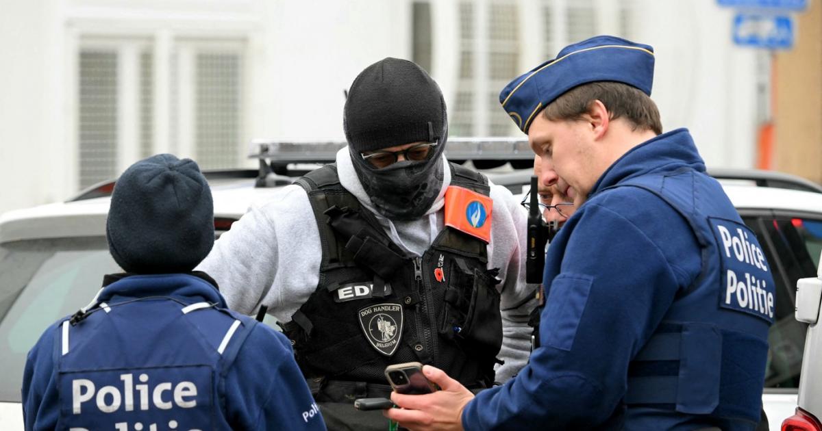Polițist în uniformă în fața unei secții din Bruxelles, Belgia Polițist în uniformă în fața unei secții din Bruxelles, Belgia