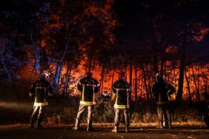 Pompierii români şi francezi luptă cot la cot pentru stingerea incendiilor devastatoare din Gironde. "Nu vorbim aceeaşi limbă, dar avem aceeaşi misiune"