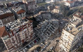 Dezastru în Turcia și Siria: Aproape 5.000 de morți, peste 20.000 de răniți și 243 de replici după cutremure