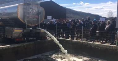 Momentul în care fermierii varsă 7 tone de lapte dintr-o cisternă. De ce preferă să-l arunce, în loc să-l vândă