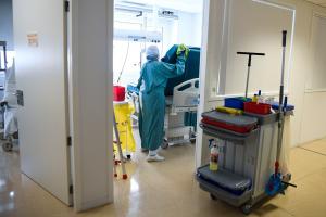 Nepăsarea, ”tratamentul” administrat bolnavilor Covid în spitalele sufocate de pacienți