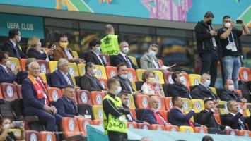 Reacţiile politicienilor care au urmărit de la Tribuna VIP meciul Austria - Macedonia de Nord, în dauna legendelor fotbalului românesc