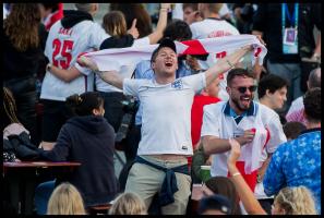 Britanicii au sărbătorit în stradă calificarea echipei naționale în semifinala Euro 2020. Suporterii au băut şi au cântat până dimineaţa
