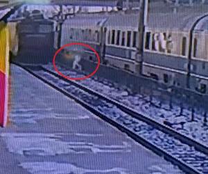 Momentul în care o fată de 13 ani este călcată de locomotivă, în gara Bacău. Copila sărise un gard și voia să ajungă pe peron
