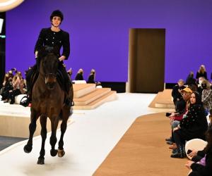 Chanel, prezentare de modă extravagantă. Show-ul de la Paris a fost deschis de un cal