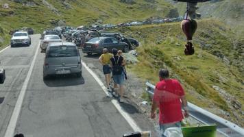 Ambuteiaje pe Transfăgărăşan. Mulţi turişti s-au oprit să fotografieze peisajul, două maşini s-au ciocnit frontal