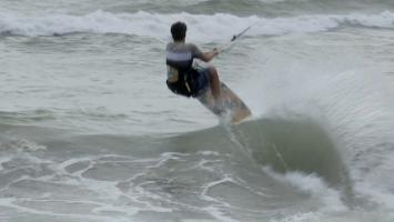 Kitesurf, un sport tot mai popular pe litoralul românesc. "Adrenalina pe care o primesc nu se compară cu niciun alt sport pe care l-am încercat"