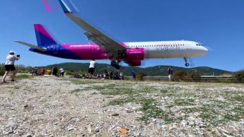 Momentul spectaculos în care un avion Wizz Air aterizează pe insula Skiathos, la câțiva metri de turiștii aflați pe plajă. VIDEO
