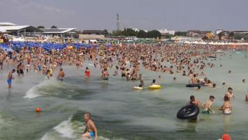 Pe litoral sunt aşteptaţi aproape un sfert de milion de turişti. Va fi cel mai aglomerat weekend din această vară