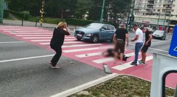 Tânăr pe trotinetă electrică, rănit grav pe o trecere de pietoni, în Brașov. O femeie a început să țipe când l-a văzut agonizând