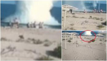 Momentul exploziei minei de război pe plaja din Odessa a fost filmat. Doi bărbați au fost aruncați în aer, în timp ce înotau