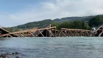 Un pod din Norvegia, construsit în 2012, s-a prăbuşit sub greutatea maşinilor. A fost nevoie de un elicopter pentru a salva şoferul unui TIR