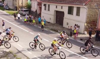 Ideea unui primar de a-şi promova satul prin sport. Bicicliştii au pedalat prin curţile unor biserici istorice