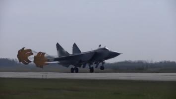Rusia spune că a trimis trei avioane de vânătoare MiG-31, echipate cu rachete hipersonice Kinjal, în Kaliningrad. VIDEO