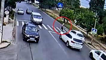 Momentul în care un polițist lovește pe trecere o bătrână, în Popești, a fost filmat. Femeia de 73 de ani a murit la spital