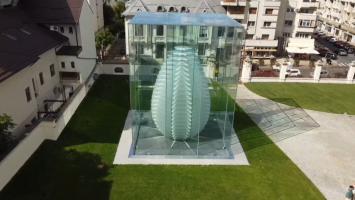 Prismă uriaşă din sticlă, inspirată de "Pasărea Măiastră" a lui Brâncuşi. Muzeul inedit dedicat sculptorului, inaugurat în România
