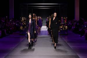 Ţinute surprinzătoare semnate Versace la Săptămâna Modei de la Milano. Cum au defilat Gigi şi Bella Hadid