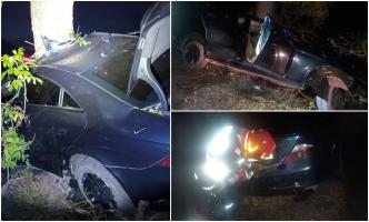 Un tânăr s-a înfipt cu BMW-ul într-un copac, pe un drum din Botoșani. Șoferul vitezoman fugea de poliție