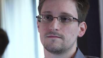 Vladimir Putin i-a acordat cetăţenie rusă lui Snowden, fostul colaborator CIA care a expus secrete NSA