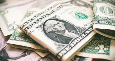 Cu ochii pe dolar: fluctuația monedei americane poate aduce un val de scumpiri, de la carburanți, haine și până la mâncare
