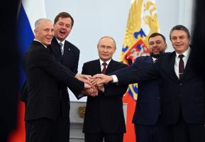 Momentul în care Vladimir Putin semnează anexarea teritoriilor ocupate și dă mâna cu liderii din Donbas, Herson și Zaporojie