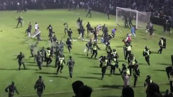 Tragedie cu 125 de morţi: Momentul în care suporterii năvălesc pe terenul de fotbal în Indonezia. Cea mai mică victimă, un copil de 2 ani