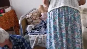 Scene greu privit într-un azil de bătrâni din Sibiu. O pacientă a filmat vârstnici întinși pe jos, murdari şi complet neajutoraţi