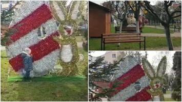 În parcul din Târgu-Jiu, de Crăciun a venit cu cadouri iepuraşul de Paşte. Cum explică primarul