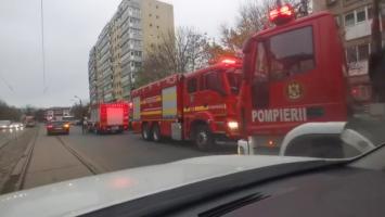 Un bătrân din Bucureşti a murit, după ce un incendiu puternic i-a cuprins apartamentul. Alte 6 persoane au fost evacuate din bloc