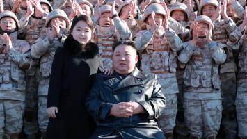 Coreea de Nord vrea să devină cea mai puternică forţă nucleară din lume. Kim Jong-un a venit la braţ cu fiica sa, la o întâlnire cu soldații