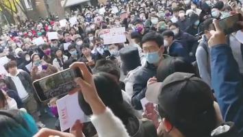 "Nu vrem dictatură! Vrem democraţie!" Protestele în care chinezii cer îi demisia lui Xi Jinping s-au extins şi în marile oraşe din ţară