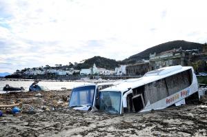 Trei copii, printre care un bebeluş de doar 21 de zile, morţi în urma alunecărilor masive de teren de pe insula Ischia. Mesajul Papei Francisc