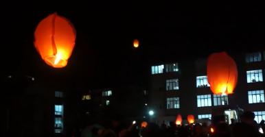Peste 100 de lampioane au fost lansate de elevii din Bistriţa, în memoria celor care au murit în accidente rutiere