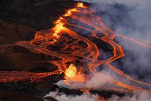 În loc să se evacueze, oamenii s-au adunat să admire prima erupţie, după 40 de ani, a celui mai mare vulcan activ din lume, în Hawaii