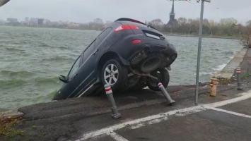 Un șofer din Constanța și-a găsit mașina căzută în lac, dar nu i-a lăsat pe pompieri să o scoată din apă. A chemat o firmă de tractare