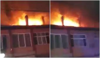 Un "val de foc" a cuprins acoperişul unei clădiri din Moisei. Sătenii au sunat la 112, speriaţi că flăcările le-ar putea înghiţi casele