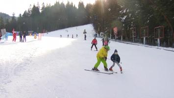 "Aşteptăm să vină de la Dumnezeu, pe gratis şi multă". Sezonul de schi a început cu lipsuri pe pârtiile din România