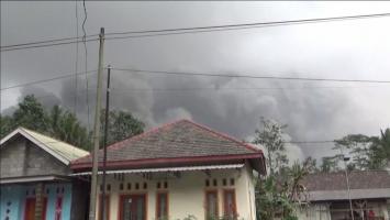 Vulcanul Semeru din Indonezia a erupt la un an de la tragedia în care a dus la moartea a peste 50 de persoane