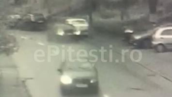 "A fugit. Cu poliţia după el". Șofer beat, filmat cum face prăpăd cu mașina pe străzile din Pitești