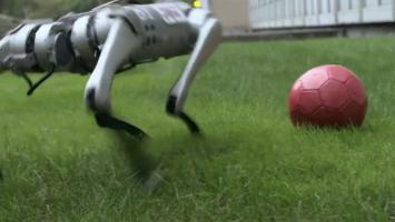 Robotul care joacă fotbal, creat de o echipă de la MIT din care face parte și o cercetătoare din România