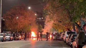 Proteste violente în Grecia după ce un tânăr de 16 ani a fost împuşcat în cap de poliţişti. Peste 1.500 de oameni au dat foc la tot ce le-a ieşit în cale