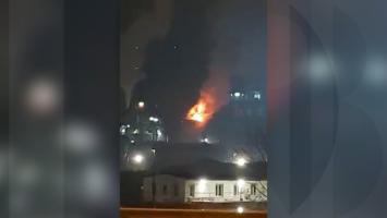Incendiu de proporţii la o fabrică din Sebeş. Zeci de pompieri s-au luptat cu focul timp de ore întregi