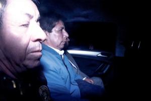 Preşedintele peruan Pedro Castillo a fost demis şi arestat, după ce a încercat să dizolve Parlamentul. Vicepreşedinta sa, învestită în fruntea ţării