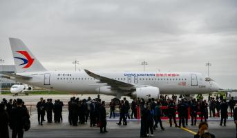 Chinezii vor să intre în competiţie cu giganţii Airbus şi Boeing: primul avion de pasageri, fabricat în China intră în uz anul viitor